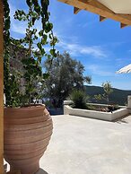 The White House Evgrious, Sleeps 4, Close to Beach