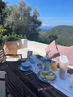 The White House Evgrious, Sleeps 4, Close to Beach