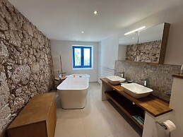 The White House Evgrious, Sleeps 4, Close to Beach