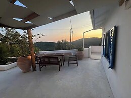 The White House Evgrious, Sleeps 4, Close to Beach