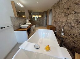 The White House Evgrious, Sleeps 4, Close to Beach