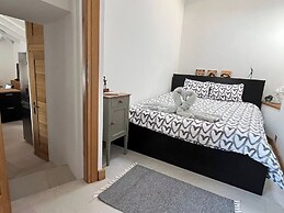 The White House Evgrious, Sleeps 4, Close to Beach