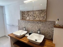 The White House Evgrious, Sleeps 4, Close to Beach