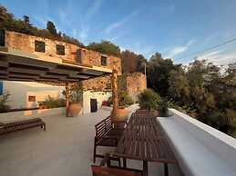 The White House Evgrious, Sleeps 4, Close to Beach