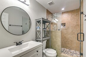 11 Mi to Dtwn: Family Home in Houston!