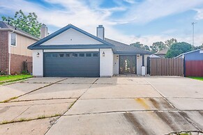 11 Mi to Dtwn: Family Home in Houston!