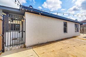 11 Mi to Dtwn: Family Home in Houston!