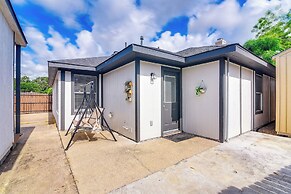 11 Mi to Dtwn: Family Home in Houston!