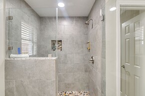 11 Mi to Dtwn: Family Home in Houston!