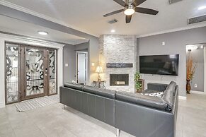 11 Mi to Dtwn: Family Home in Houston!
