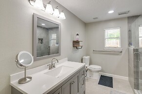 11 Mi to Dtwn: Family Home in Houston!