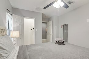 11 Mi to Dtwn: Family Home in Houston!