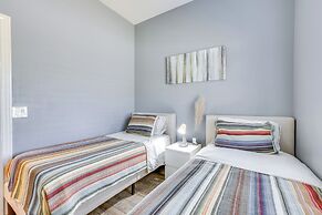Apartment 2 Mi to Chase Field & PHX Arena!