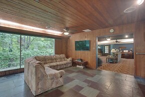 Lodge-style Home in Coshocton w/ Spacious Yard