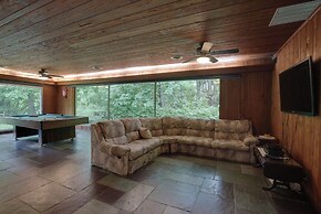 Lodge-style Home in Coshocton w/ Spacious Yard