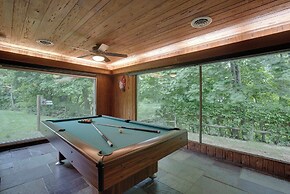 Lodge-style Home in Coshocton w/ Spacious Yard