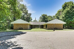 Lodge-style Home in Coshocton w/ Spacious Yard