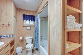 10 Mi to Garner State Park: Concan Home w/ Patio