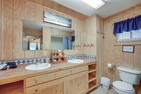 10 Mi to Garner State Park: Concan Home w/ Patio