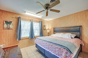 10 Mi to Garner State Park: Concan Home w/ Patio