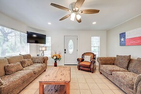 10 Mi to Garner State Park: Concan Home w/ Patio