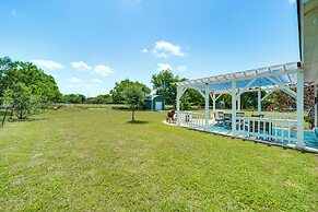 Blanco's Blue Cottage Inn w/ Patio, Grill & Porch