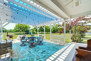 Blanco's Blue Cottage Inn w/ Patio, Grill & Porch