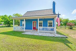 Blanco's Blue Cottage Inn w/ Patio, Grill & Porch