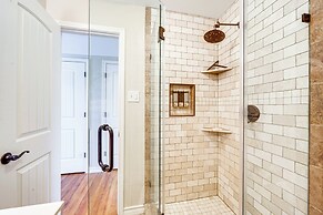 Blanco's Blue Cottage Inn w/ Patio, Grill & Porch