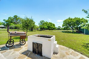 Blanco's Blue Cottage Inn w/ Patio, Grill & Porch