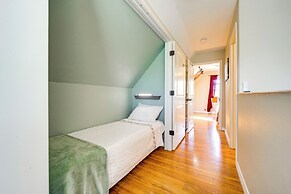 Blanco's Blue Cottage Inn w/ Patio, Grill & Porch