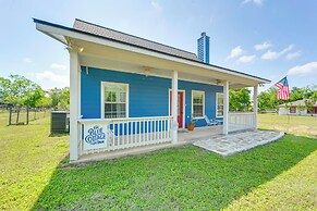 Blanco's Blue Cottage Inn w/ Patio, Grill & Porch