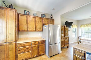 Blanco's Blue Cottage Inn w/ Patio, Grill & Porch