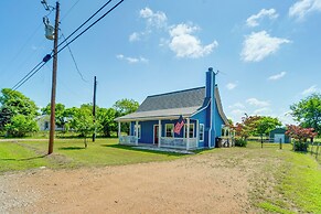 Blanco's Blue Cottage Inn w/ Patio, Grill & Porch