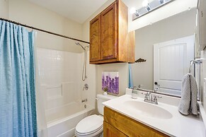 Blanco's Blue Cottage Inn w/ Patio, Grill & Porch