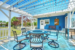 Blanco's Blue Cottage Inn w/ Patio, Grill & Porch