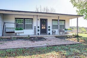 2 Mi to Landa Park: Farmhouse w/ Fire Pit!