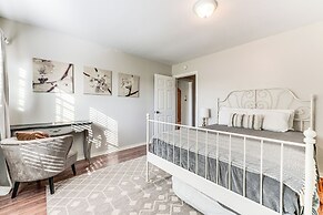 2 Mi to Landa Park: Farmhouse w/ Fire Pit!