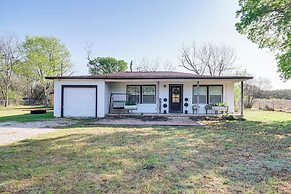 2 Mi to Landa Park: Farmhouse w/ Fire Pit!