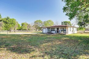 2 Mi to Landa Park: Farmhouse w/ Fire Pit!