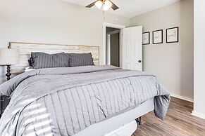 2 Mi to Landa Park: Farmhouse w/ Fire Pit!