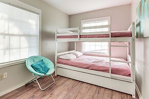 2 Mi to Landa Park: Farmhouse w/ Fire Pit!