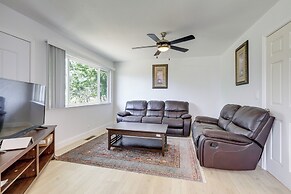 4 Mi to Folsom Lake: Modern Home w/ Patio!