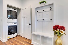 3 Mi to Newfields: Central Indy Retreat