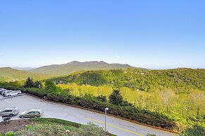 3 Mi to Sugar Mtn Ski Resort: Retreat w/ Pool!