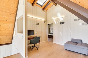 Deck + Views: Scenic Yosemite Lakes Retreat