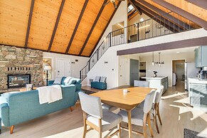 Deck + Views: Scenic Yosemite Lakes Retreat