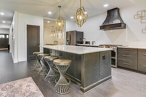 Walk to Uptwn Lexington: Modern Retreat w/ Porch!