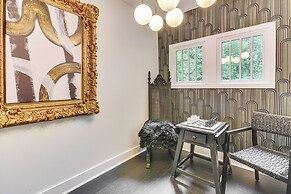 Walk to Uptwn Lexington: Modern Retreat w/ Porch!