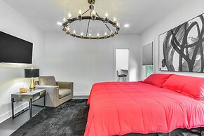 Walk to Uptwn Lexington: Modern Retreat w/ Porch!